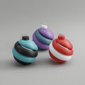 Tres bolas de Navidad de espiral entrelazada impresas en 3D en PLA de dos colores. Imagen ilustrativa generada con IA; la pieza real impresa puede variar ligeramente.